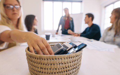 Illustration de salariés pratiquant la détox digitale, se déconnectant des écrans pour améliorer son bien-être mental au travail.