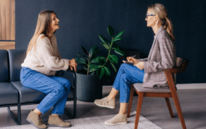 Collègues en discussion, illustrant l’importance du dialogue en entreprise pour améliorer la QVCT